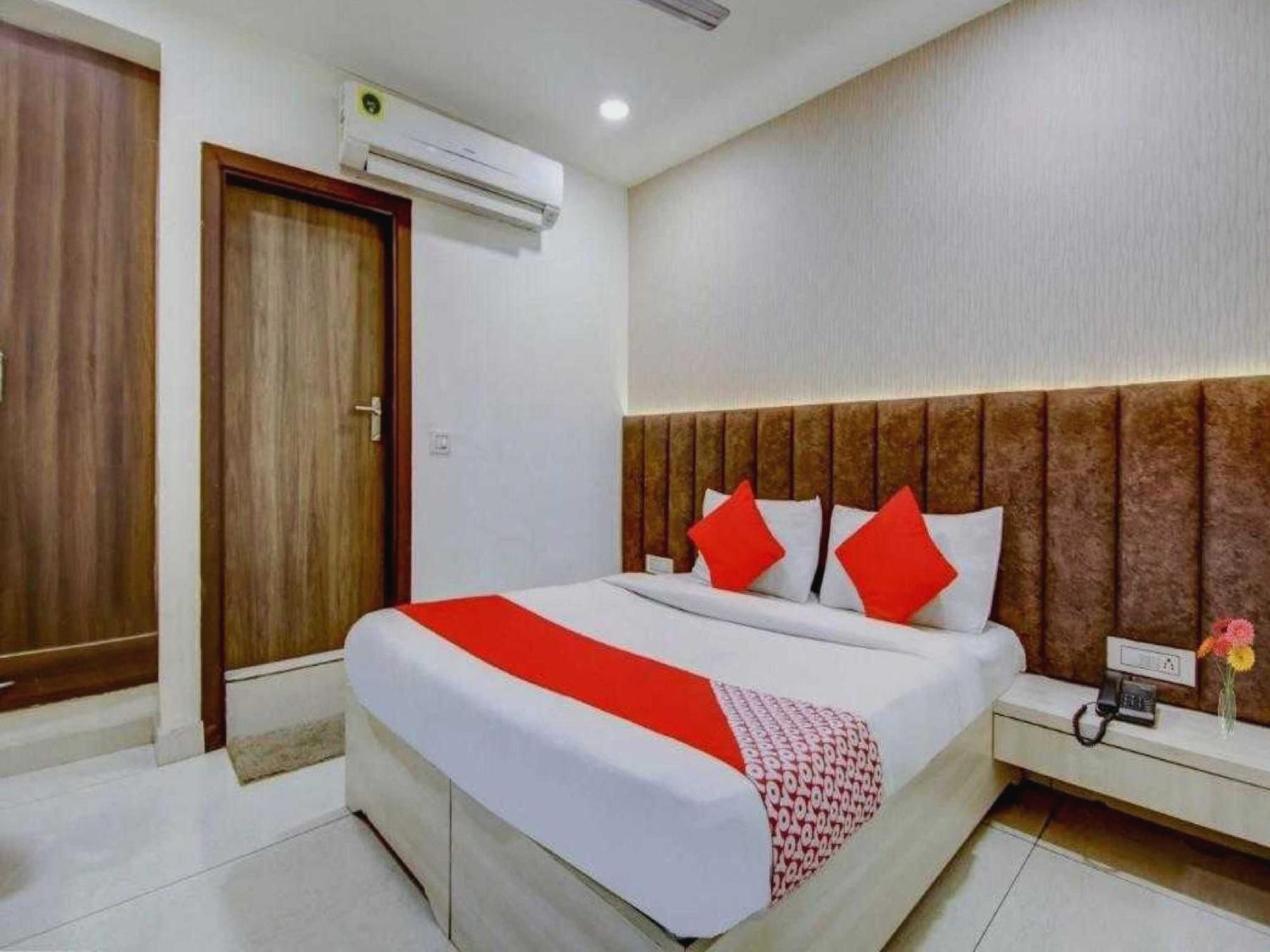 Hotel O Metro Near Gurudwara Shri Bangla Sahib New Delhi